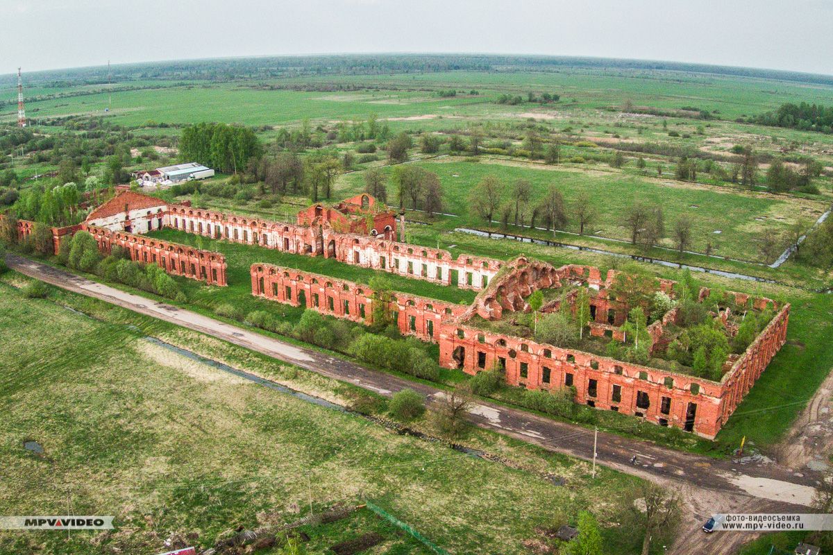 Аракчеевские казармы в поселке Селищи Чудовского района
