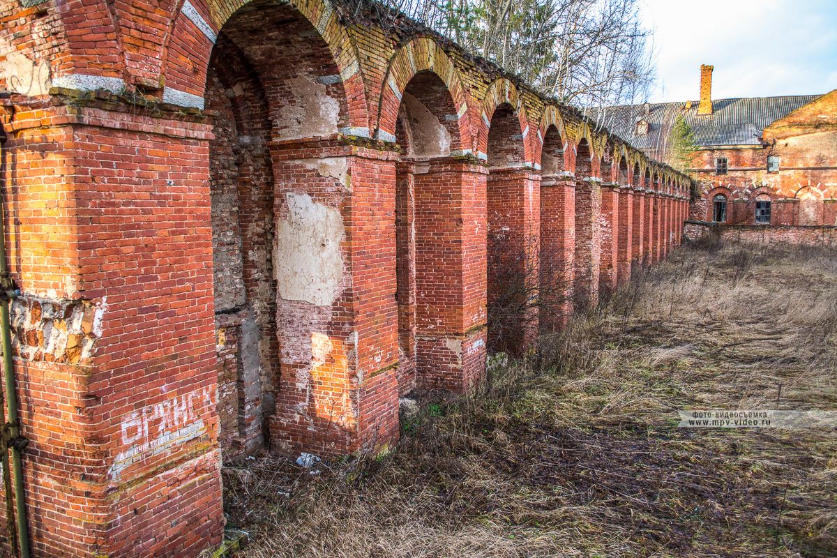 Село медведь. Аракчеевские казармы в Новгородской области медведь. Аракчеевские казармы Шимск. Село медведь Шимского района казармы. Аракчеевские казармы в селе медведь.