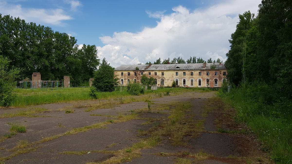 Заброшенные здания военного городка в поселке Кречевицы